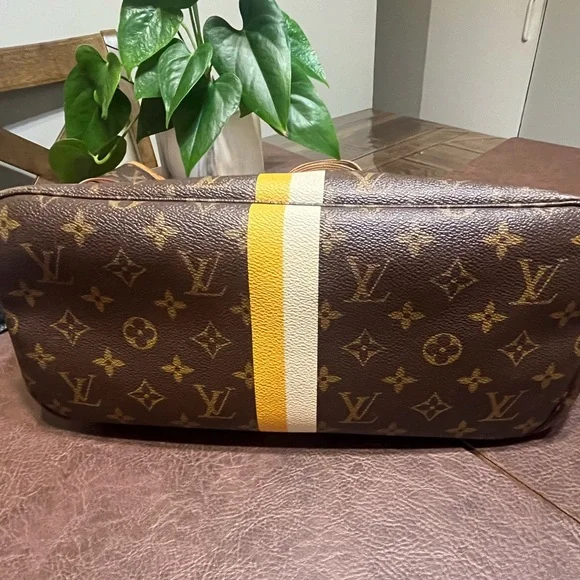 Louis Vuitton Neverfull MM - Picture 7 of 17